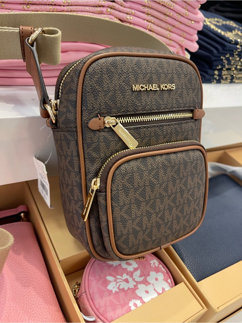 MICHAEL KORS Jet Set Medium Flight NS Pocket Signature Logo Crossbody
Brown
NWT - Picture 6 of 16